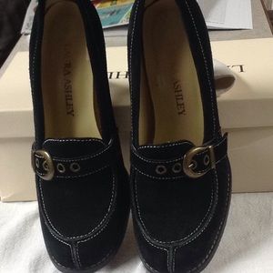 Laure Ashley suede pumps